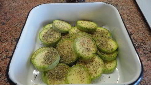 кабачки в кляре с маринованной свеклой