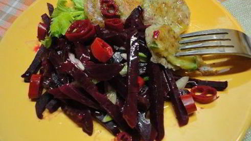 кабачки в кляре с маринованной свеклой