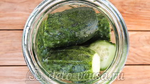 хрустящие маринованные огурцы в банке