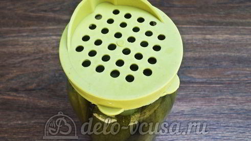 хрустящие маринованные огурцы в банке