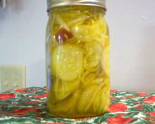 Кисло-сладкие маринованные огурцы в микроволновке