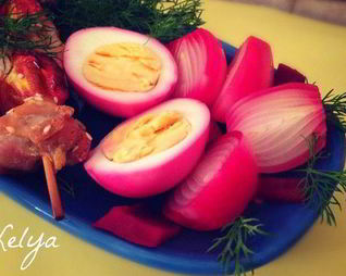 Маринованный лук и яйца в свекольном рассоле