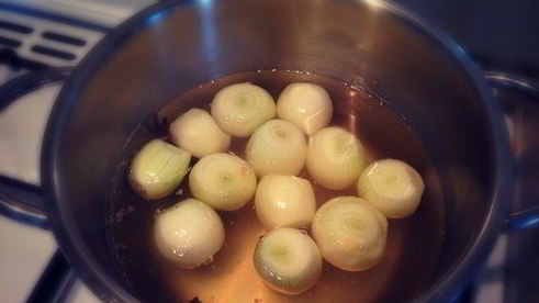 маринованный лук и яйца в свекольном рассоле