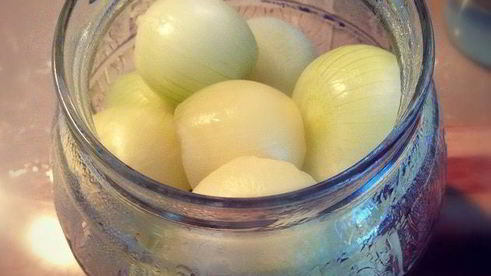 маринованный лук и яйца в свекольном рассоле