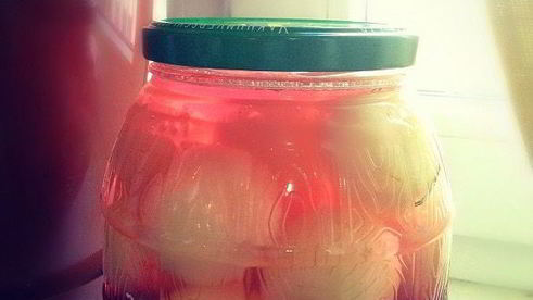 маринованный лук и яйца в свекольном рассоле