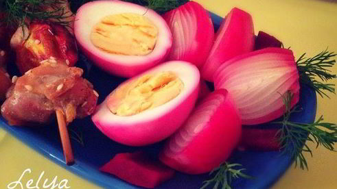 маринованный лук и яйца в свекольном рассоле