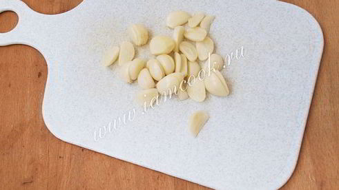 маринованные сливы с чесноком