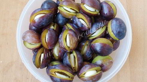 маринованные сливы с чесноком