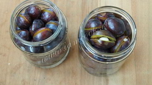 маринованные сливы с чесноком