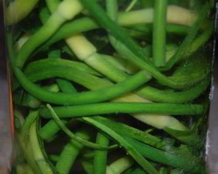 Маринованные стрелки чеснока