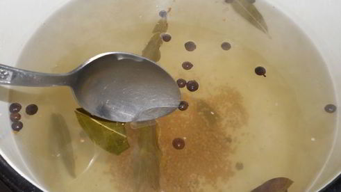 помидоры маринованные со сладким перцем и зернами горчицы