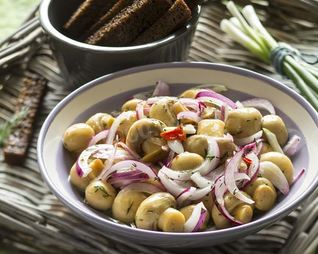 Шампиньоны с луком маринованные