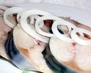 Быстрая скумбрия пряного посола