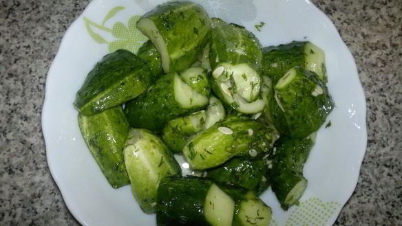 Рецепт Быстрые малосольные огурцы в пакете с чесноком