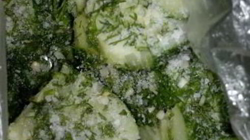 быстрые малосольные огурцы в пакете с чесноком