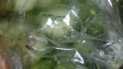 быстрые малосольные огурцы в пакете с чесноком