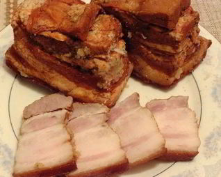 Домашнее сало с чесноком в луковой шелухе