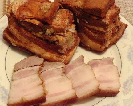 Домашнее сало с чесноком в луковой шелухе