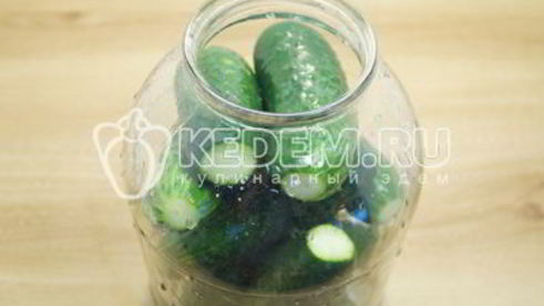 хрустящие малосольные огурцы в банке