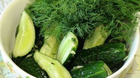 малосольные огурчики в пакете