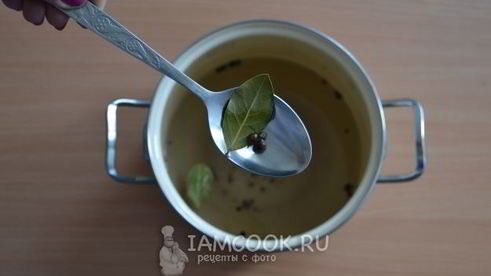 малосольные огурцы в банке