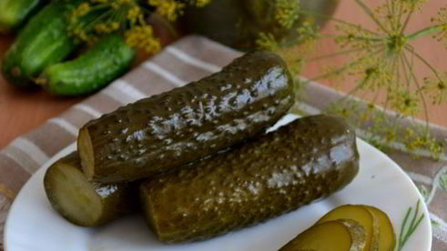 малосольные огурцы в банке