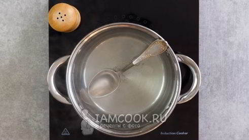 малосольные огурцы в кастрюле