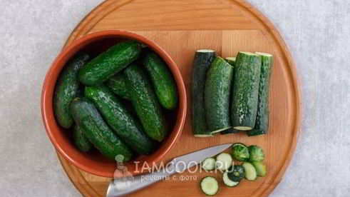 малосольные огурцы в кастрюле