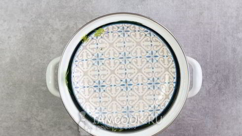 малосольные огурцы в кастрюле