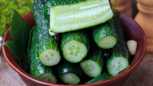 малосольные огурцы в кастрюле