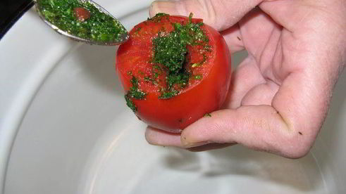 малосольные помидоры, фаршированные укропом и чесноком