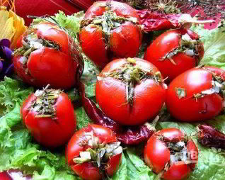 Малосольные помидоры с чесноком и зеленью