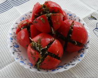 Малосольные помидоры с зеленью