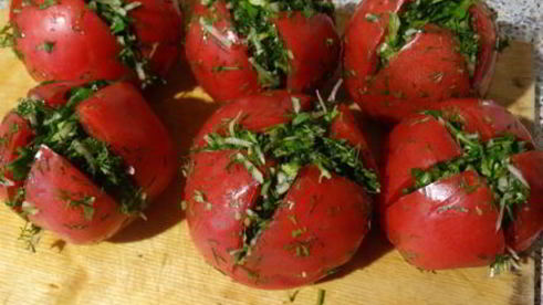 малосольные помидоры с зеленью