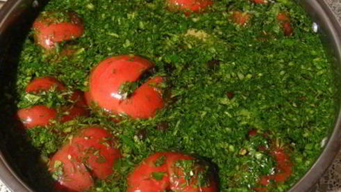 малосольные помидоры с зеленью