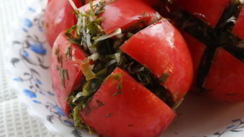 малосольные помидоры с зеленью