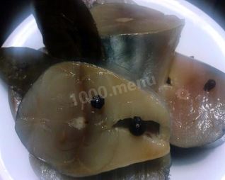 Соленая скумбрия пряного посола с душистым перцем