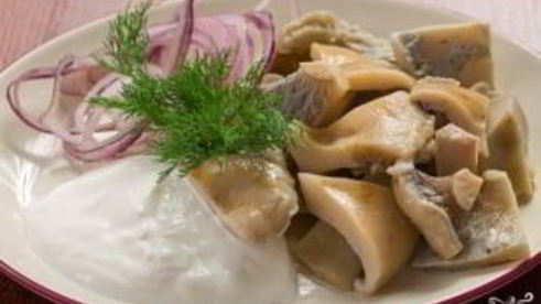 соленые грибы со сметаной