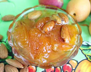 Варенье из абрикосов без косточек с миндалем