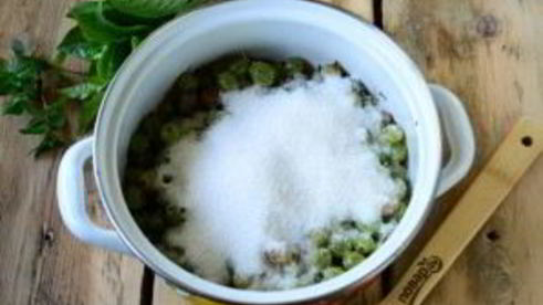 варенье из крыжовника с листьями вишни