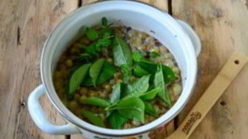 варенье из крыжовника с листьями вишни