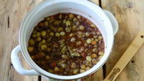 варенье из крыжовника с листьями вишни