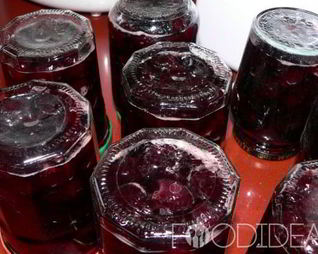 Вишневое варенье с косточками