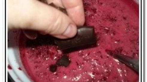 вишневое варенье с миндалем и шоколадом