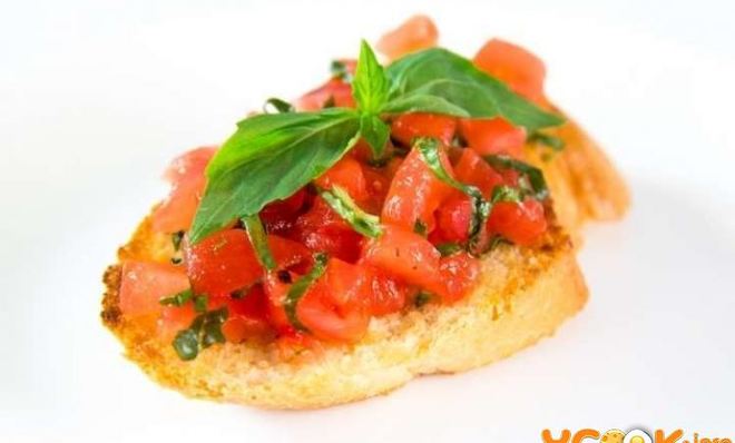 Брускетта с помидорами и базиликом