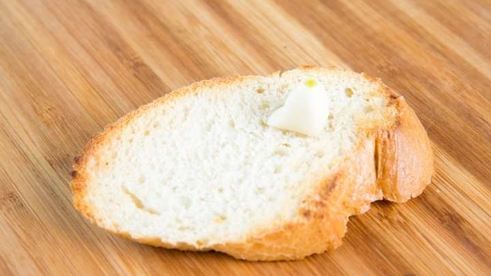 брускетта с помидорами и базиликом