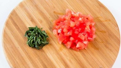 брускетта с помидорами и базиликом