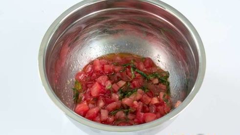 брускетта с помидорами и базиликом