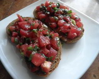 Брускетта с помидорами