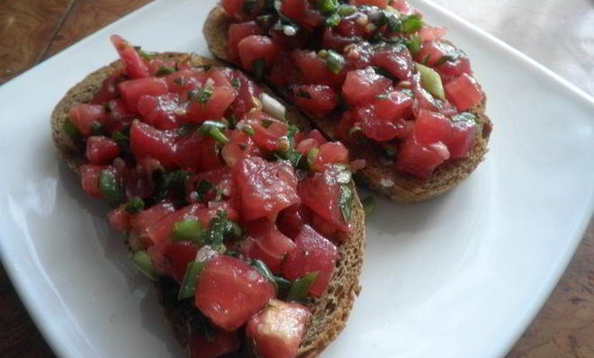 Брускетта с помидорами
